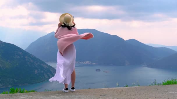 Señora en sombrero de paja y vestido de pie cerca del lago — Vídeo de stock