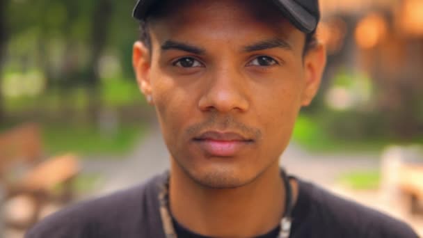 Face handsome guy standing in summer town — Stock Video