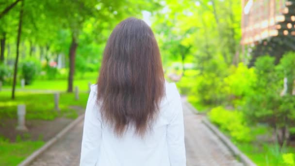 Paseos femeninos en la calle se da la vuelta — Vídeos de Stock