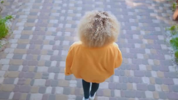 Blond kvinna promenera njuta dricka utomhus — Stockvideo