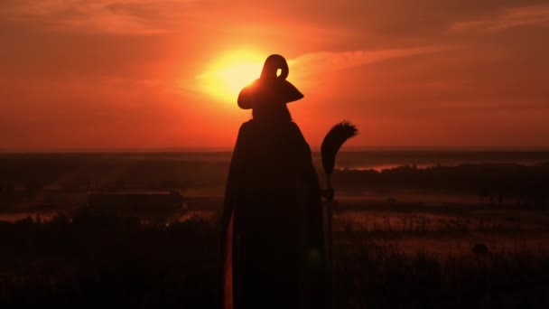 Witch standing on the mountain landscape at sunrise — Stock Video