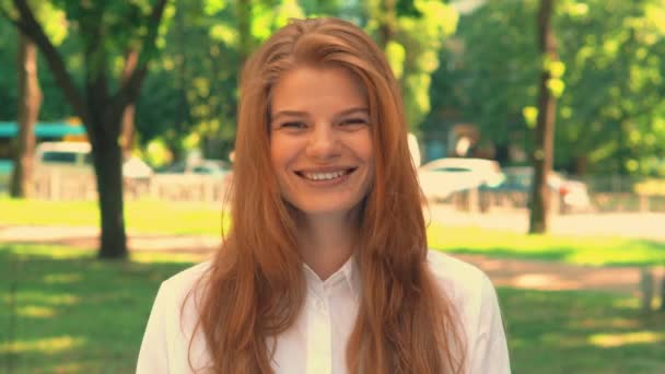 Redhead ung kvinna solig dag i City Park — Stockvideo