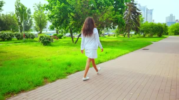 Αγνώριστη γυναίκα περπατάει στην πόλη της άνοιξης — Αρχείο Βίντεο