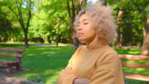 Blondýnka odpočívá v parku — Stock video