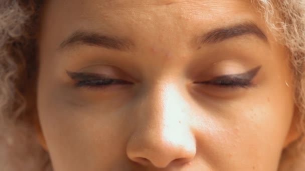 Detalles retrato ojos femeninos mirando a la cámara y sonriendo — Vídeos de Stock