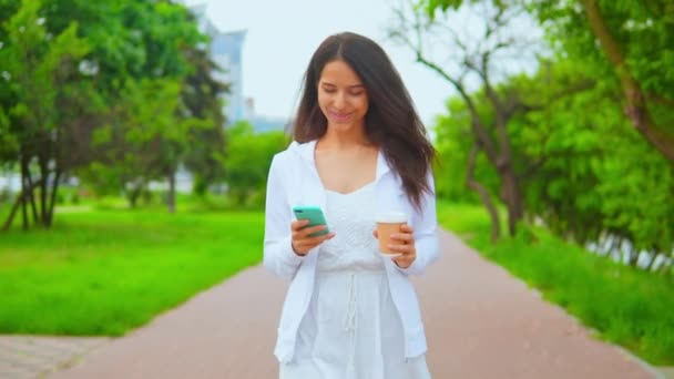 Femme marche messagerie sur smartphone — Video