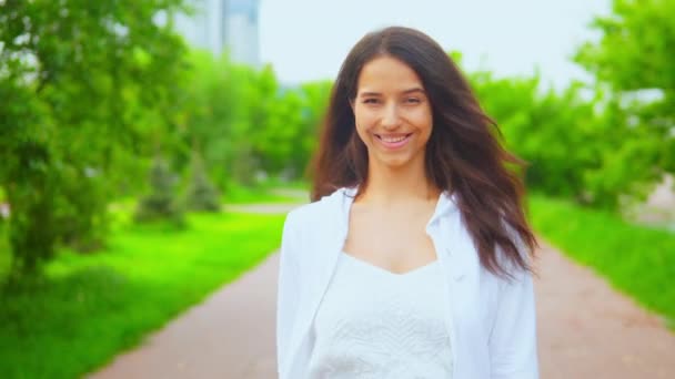 Fille portant un sweat à capuche blanc va à la caméra — Video