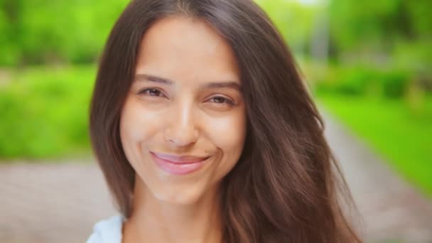 Rosto menina alegre ao ar livre — Vídeo de Stock