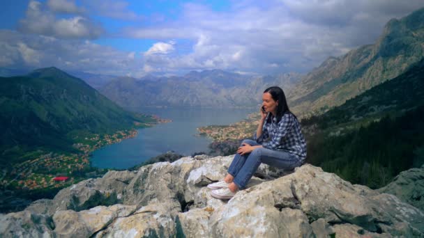 Klättrare använda mobiltelefon Mountain Nature landskap på sommaren — Stockvideo