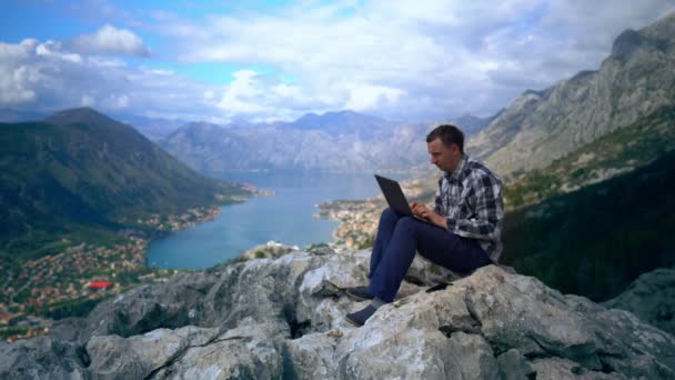 Guy using laptop mountain landscape in summer — Stock Video