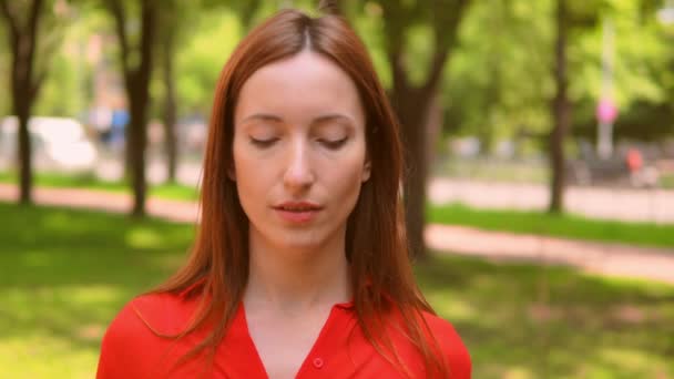 Caucasienne fille regarde la caméra se sentir merveille — Video