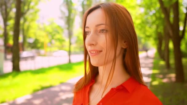 Portrét krásná mladá zázvorová žena s úsměvem venku — Stock video
