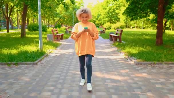 Alegre hembra usando móvil al aire libre — Vídeos de Stock