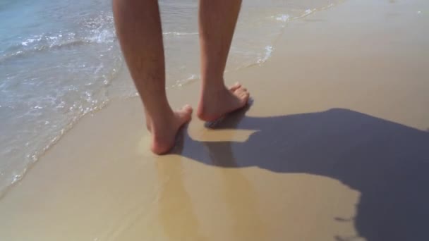 Plaj boyunca yürüyen yavaş hareket adam — Stok video