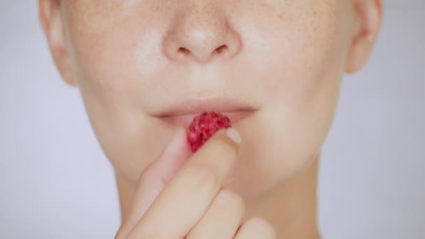 Close up rosto jovem mulher comer razz — Vídeo de Stock