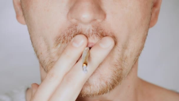 Close-up gezicht Fair man roken — Stockvideo