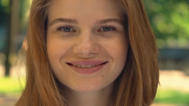 Close up alegre jovem mulher com cabelo vermelho rir ao ar livre — Vídeo de Stock