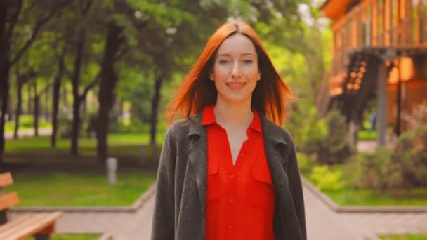 Vista frontal mujer exitosa disfrutar de paseos al aire libre — Vídeo de stock