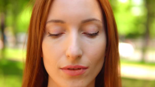 Close up ginger woman looking at the viewers — Stock Video