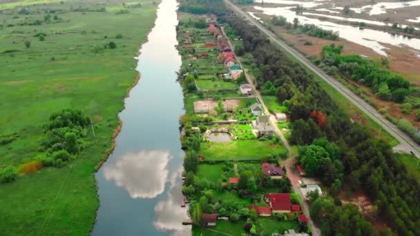 Vista superior sobre edifícios no campo dia ensolarado — Vídeo de Stock