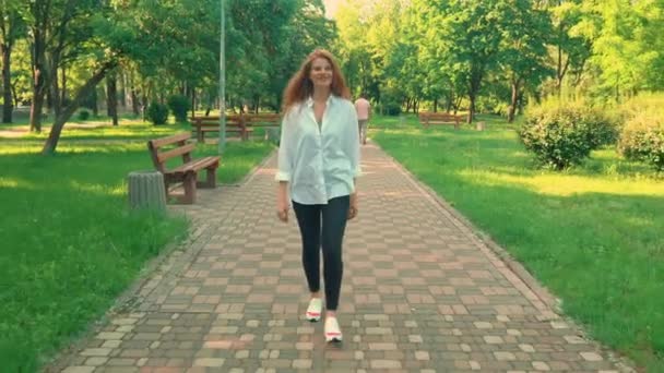 Рыжая девушка наслаждайтесь свободой веселиться на открытом воздухе — стоковое видео