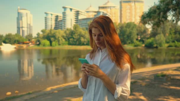 Mujer de negocios utilizando el mensaje de escritura de teléfonos inteligentes — Vídeo de stock