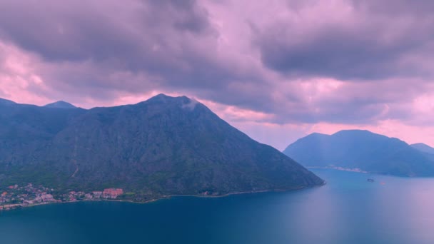 O movimento das nuvens sobre as montanhas em Montenegro — Vídeo de Stock