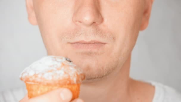Közelről arca tisztességes ember eszik süteményt — Stock videók