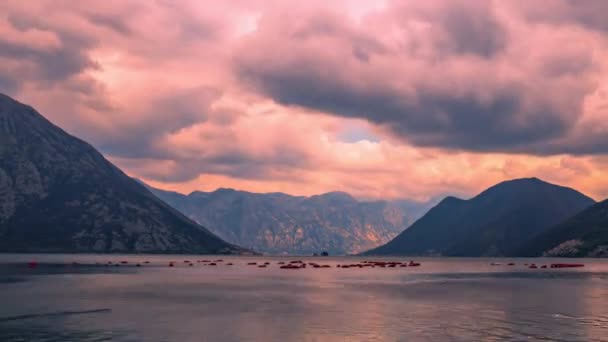 Der wolkenverhangene Himmel an der Seite der Kotor-Bucht, der Zyklon bildet Gewitterwolken. Zeitraffer vor dem Regen gefilmt — Stockvideo