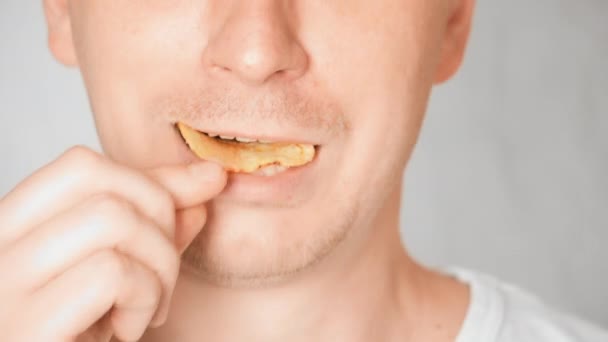 Primer plano cara justo hombre comer comer bocadillo con sal — Vídeo de stock