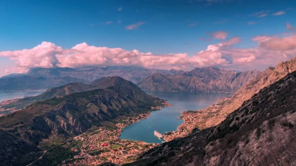 Disparo desde la cima de la montaña sobre Kotor Montenegro en primavera — Vídeos de Stock