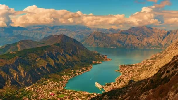 Tiro do topo da montanha sobre Kotor Montenegro à noite — Vídeo de Stock