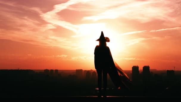 Bir cadı kostümü halloween outdoors kavramı ayakta kız — Stok video