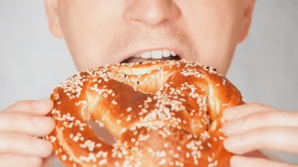 Primer plano cara justo hombre comer come crujiente galleta con sabor a sal — Vídeo de stock