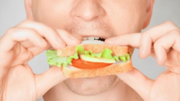 Primer plano cara justo hombre comer sándwich — Vídeo de stock