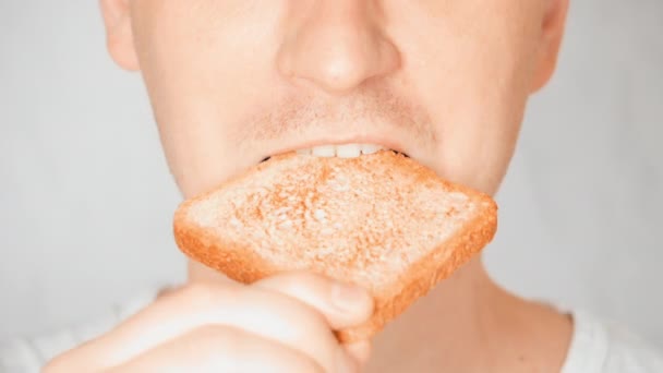 Primer plano cara justo hombre comer pan — Vídeos de Stock