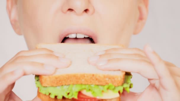 Primer plano cara joven mujer comer almuerzo — Vídeos de Stock