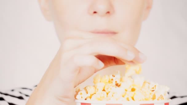 Faccia da vicino giovane donna mangiare popcorn — Video Stock