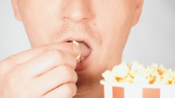 Zavřít tvář poctivý muž jíst popcorn — Stock video