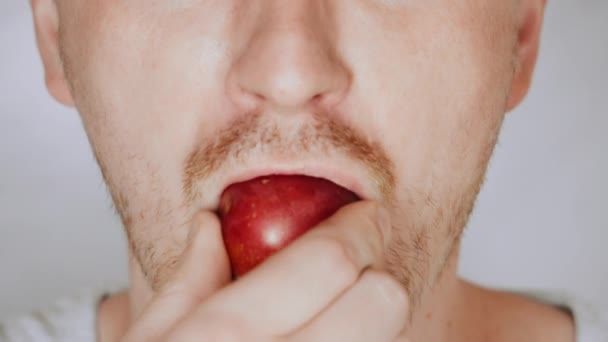 Närbild ansikte rättvis man äta plommon — Stockvideo
