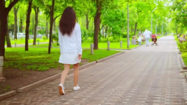 Vista lateral menina passeio na rua — Vídeo de Stock