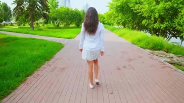 Veselá mladá žena procházka ve městě — Stock video