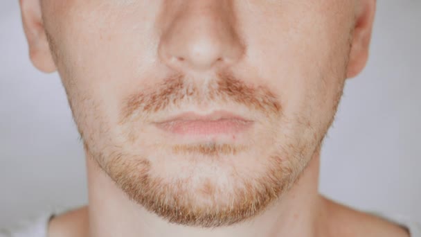 Close-up gezicht eerlijk man eet frambozen — Stockvideo