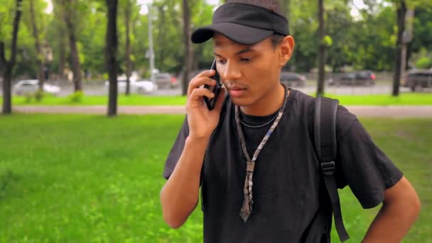 Όμορφος άντρας που στέκεται στο δρόμο και μιλάει στο τηλέφωνο. — Αρχείο Βίντεο