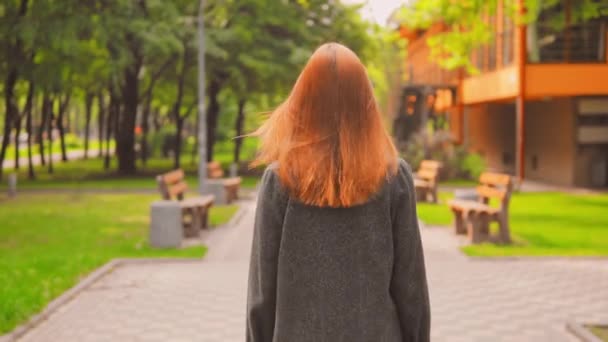 Bakre rödhåriga kvinnan njuta av promenader utomhus — Stockvideo