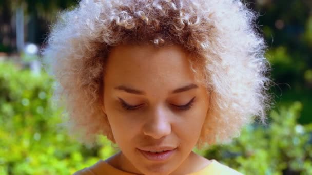Outdoor portrait blonde teenager with curly hair — Stock Video