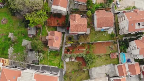 Vista aérea de la aldea a orillas del mar — Vídeo de stock