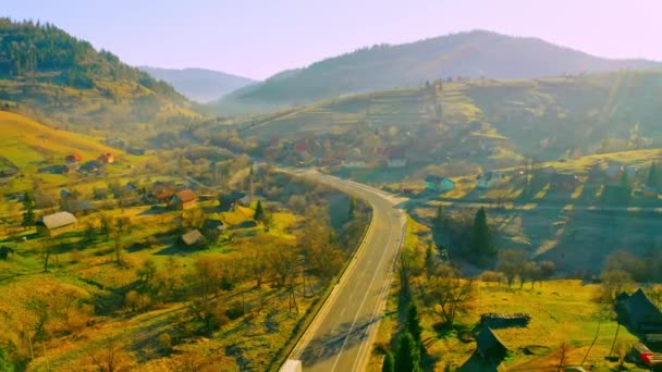 Vista aerea sulla zona rurale in montagna — Video Stock