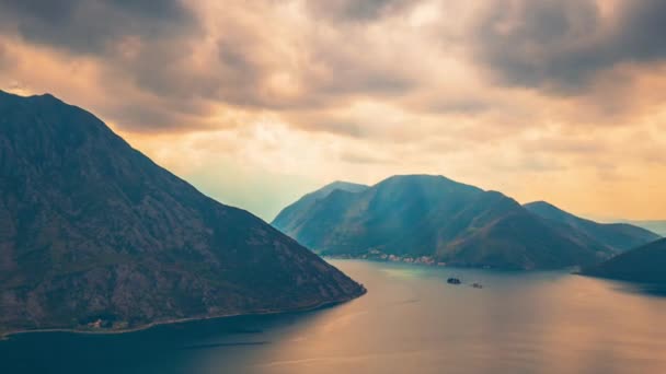 Adriatische Zee, Boka Kotor Bay, de beweging van wolken over de bergen in Montenegro Timelapse gefilmd vroeg in de ochtend — Stockvideo