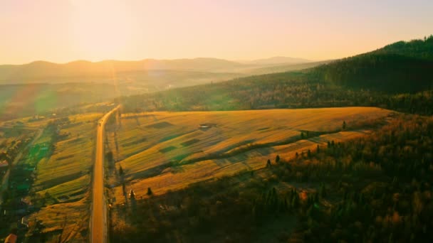 Drone vole au-dessus de la campagne coucher du soleil — Video